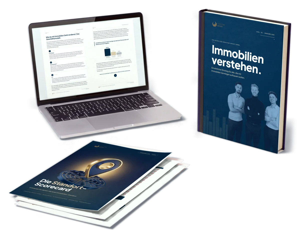 Gravitas Immobilien-Paket: der Guide Immobilien verstehen als Buch, auf dem Laptop die Seiten 10 und 11, davor die Standort-Scorecard